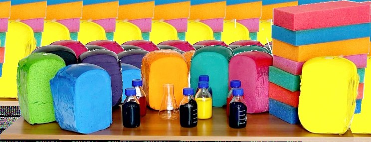 Échantillons de mousse polyuréthane colorée et flacons de dispersions pigmentaires